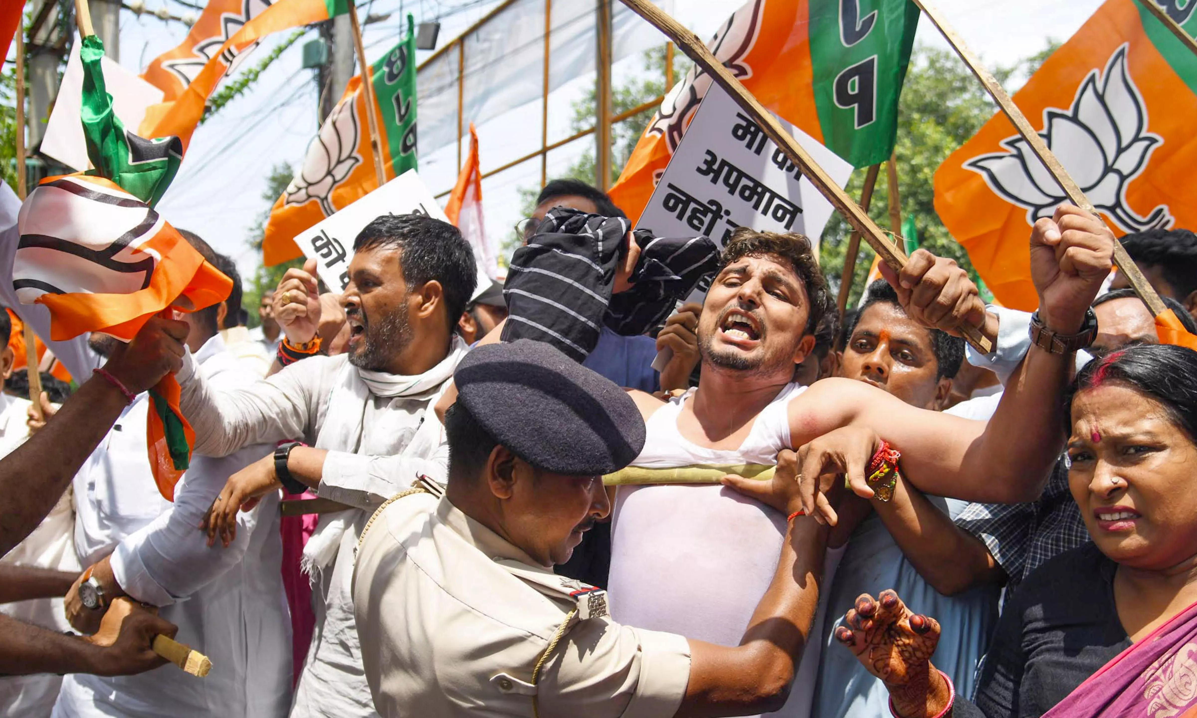 BJP Men Attack West Bengal Congress Head Office in Kolkata