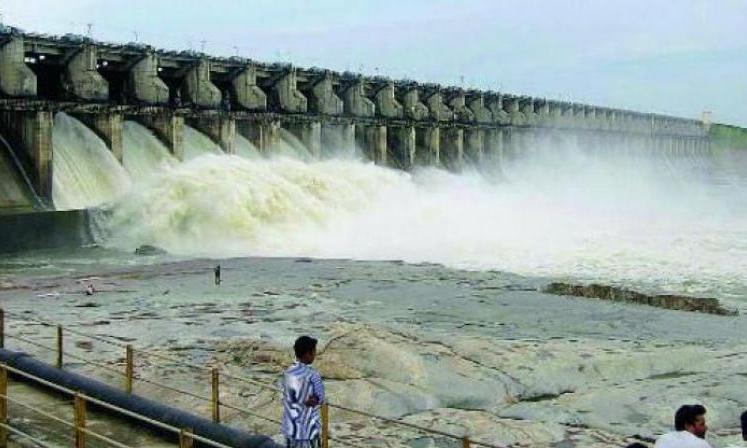 Sriramsagar Releases Water for Agriculture and Drinking Needs