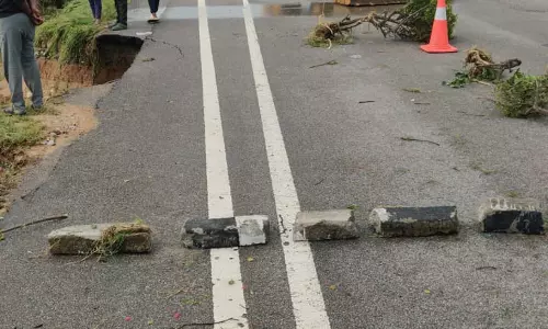 NH-44 Stretch Caves In: One Lane Open for Emergency Vehicles, Traffic Diversions Continue NH-44 Stretch Caves In: One Lane Open for Emergency Vehicles, Traffic Diversions Continue