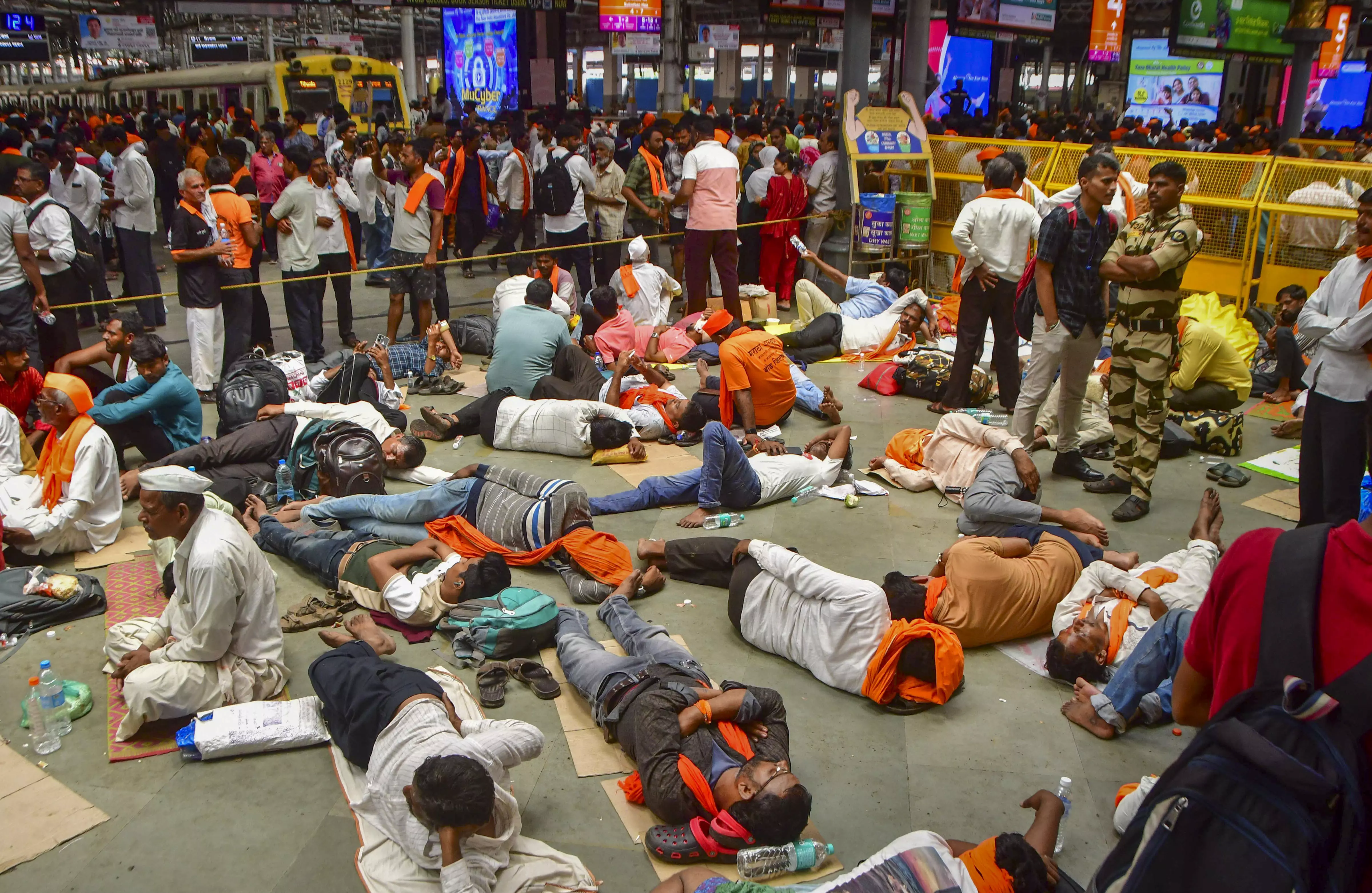 Maratha Quota Row: Police Begins to Remove Protesters Vehicles After HC Order