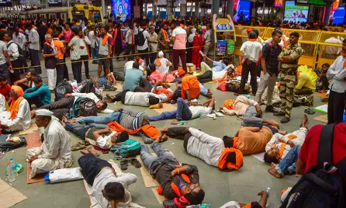 Maratha Quota Row: Police Begins to Remove Protesters Vehicles After HC Order