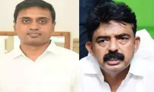 Ex-minister Perni Meets YSRC MP Mithun Reddy In Rajahmundry Central Jail