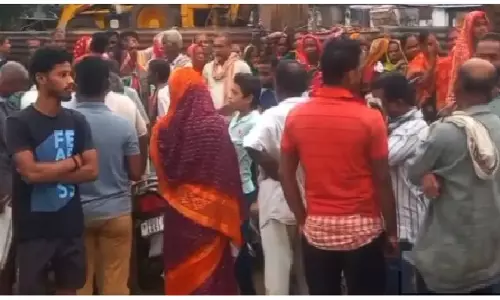 Fertiliser Shortage Sparks Unrest Across Odisha; Farmers Block Roads