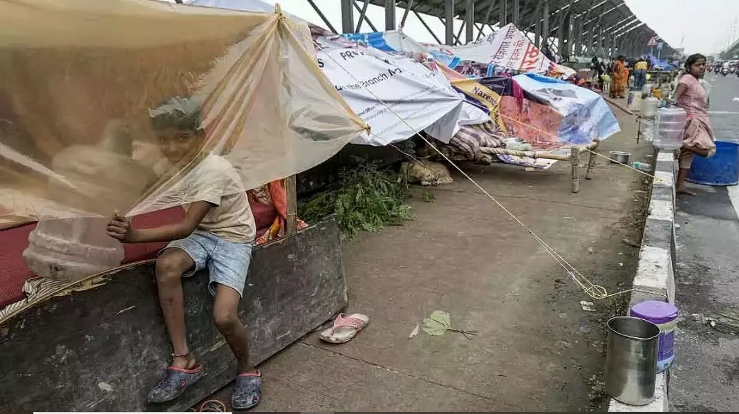 Women at Mayur Vihar Flood Camp Struggle Without Toilets Women at Mayur Vihar Flood Camp Struggle Without Toilets