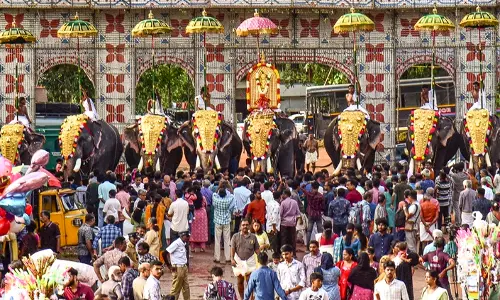 Kerala Governor, CM, Oppn Leader Extend Onam Greetings