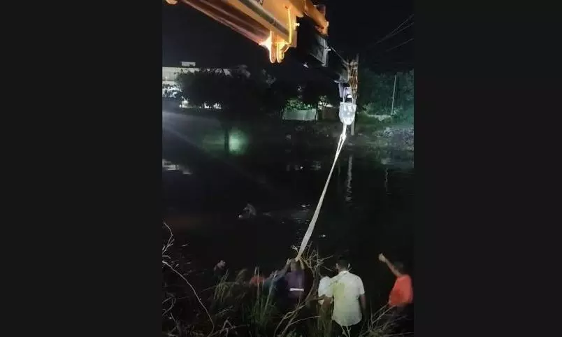 Car with Four Persons Plunges into Nagarjunasagar Left Canal