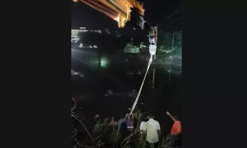 Car with Four Persons Plunges into Nagarjunasagar Left Canal