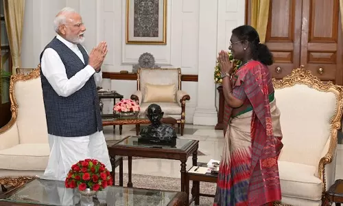 Modi Meets President Murmu at Rashtrapati Bhavan