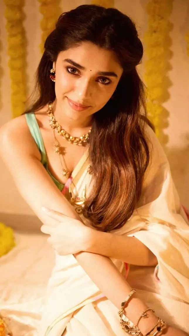 Keerthy Suresh, Samyuktha and others Lead the Onam Glamour in Traditional Attire