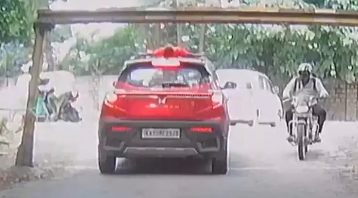 8-Year-Old Boys Forehead Bangs To Iron Beam, Escapes Unhurt in Bengaluru 8-Year-Old Boys Forehead Bangs To Iron Beam, Escapes Unhurt in Bengaluru