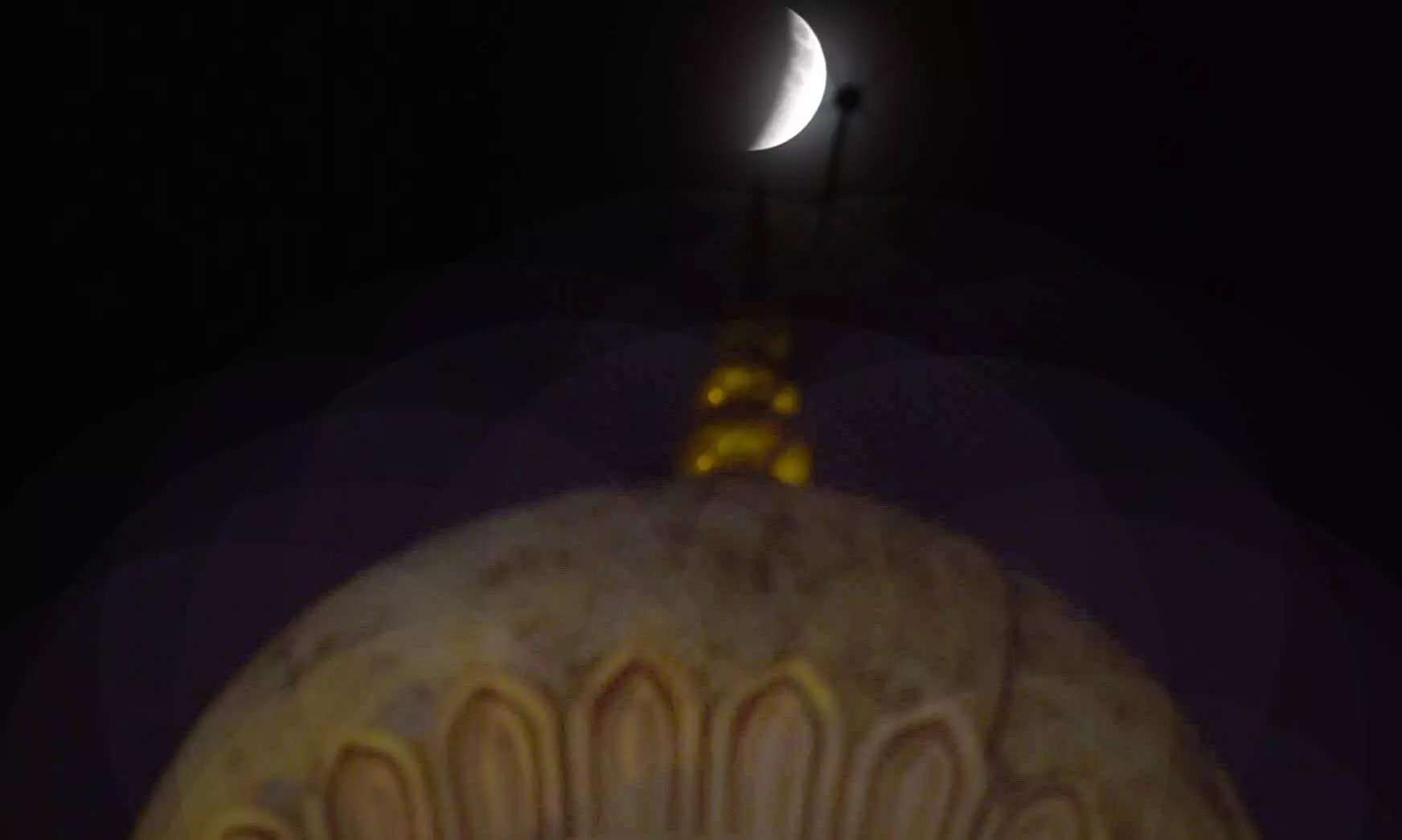 Blood Moon Rises During Total Lunar Eclipse