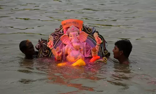 1 Dead, 5 Injured in Electrocution During Ganesh Immersion in Mumbai 1 Dead, 5 Injured in Electrocution During Ganesh Immersion in Mumbai