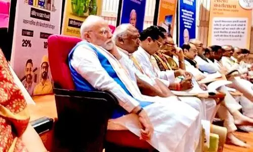 PM Turns Ordinary, Mingles with MPs at NDA Workshop