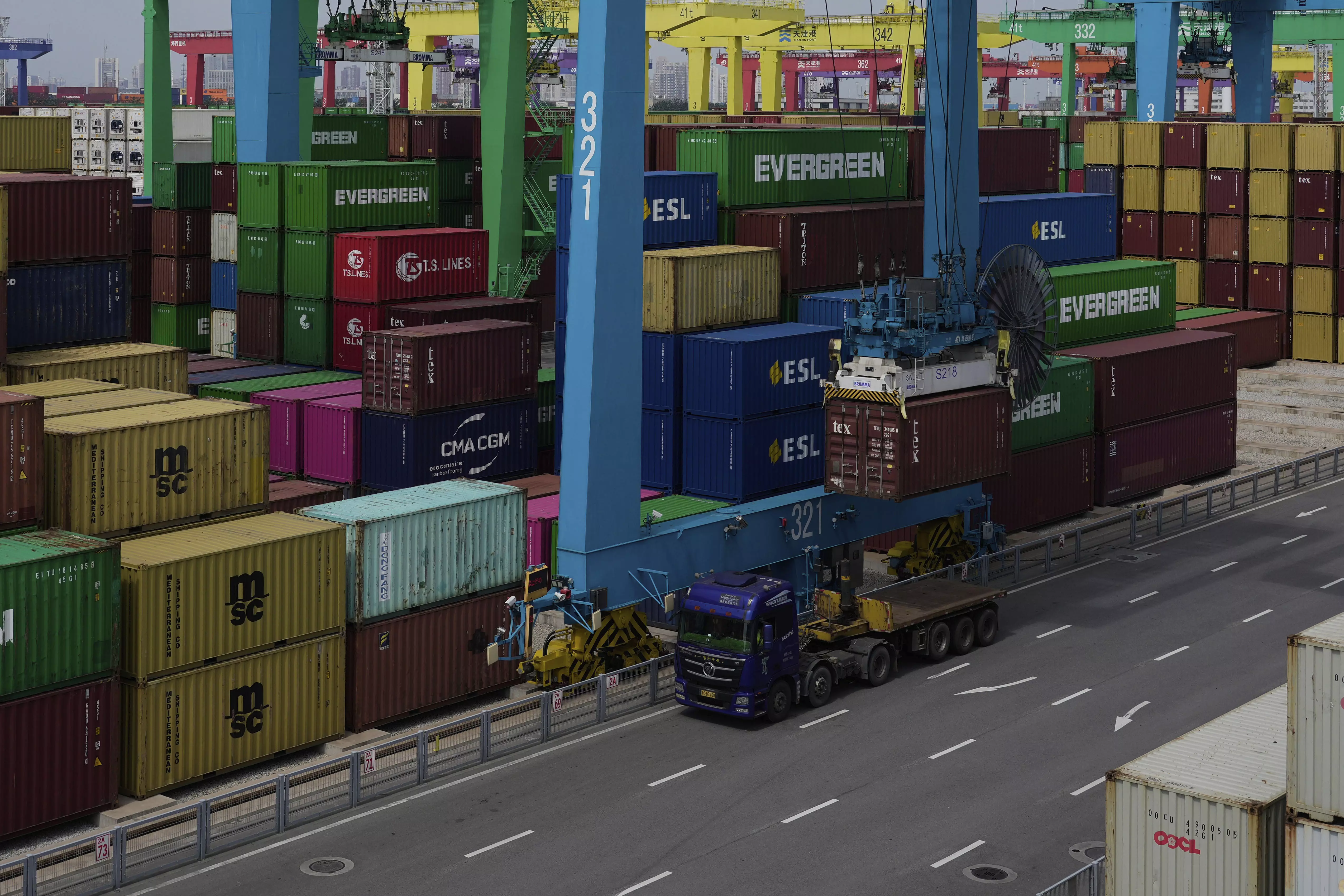 Chinas Export Growth Slows in August as Trade Tensions with US Mounts