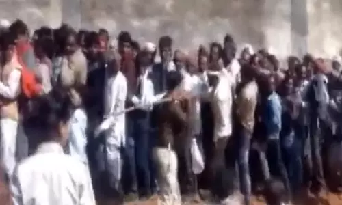 Farmers, Standing in Queue for Fertilizer in MP Town, Baton-Charged, Cop Suspended