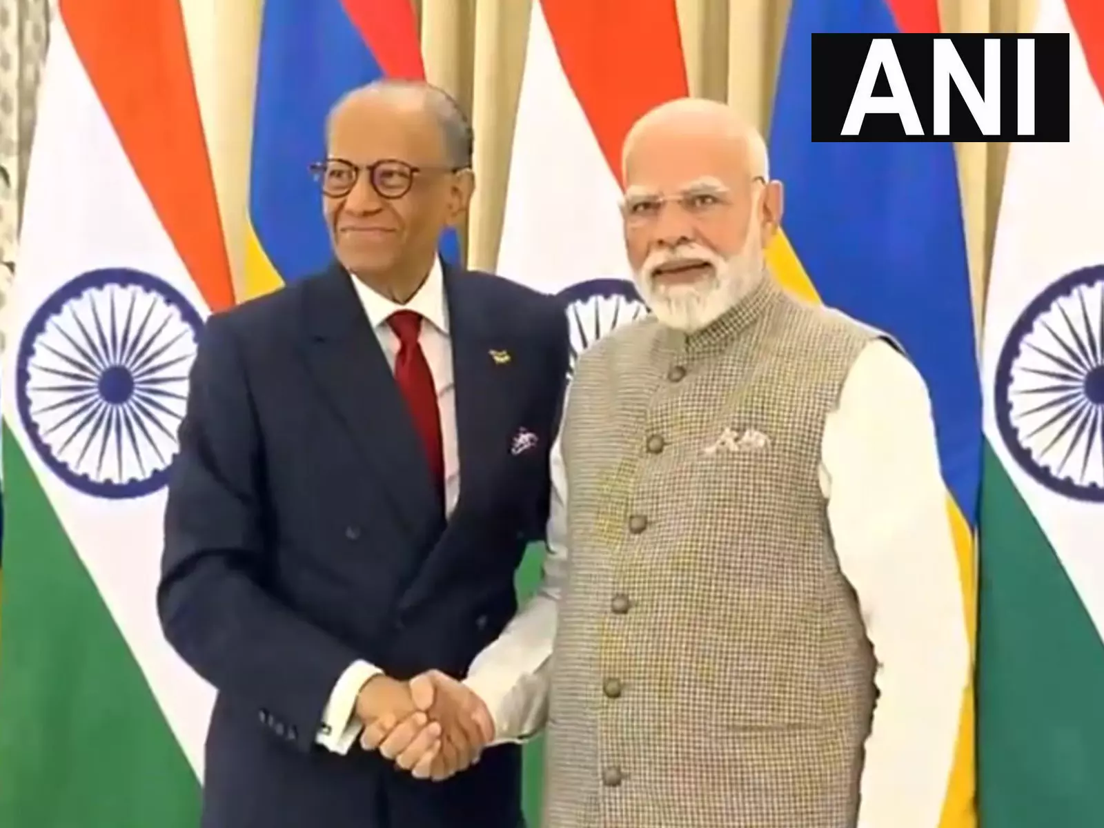 Modi in Varanasi, Meets Mauritius Counterpart