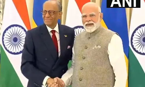 Modi in Varanasi, Meets Mauritius Counterpart