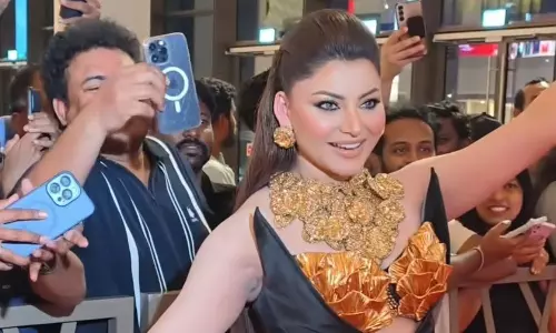 Urvashi Rautela’s Hilarious Phone-Snatching Selfie Moment at SIIMA 2025 Breaks the Internet