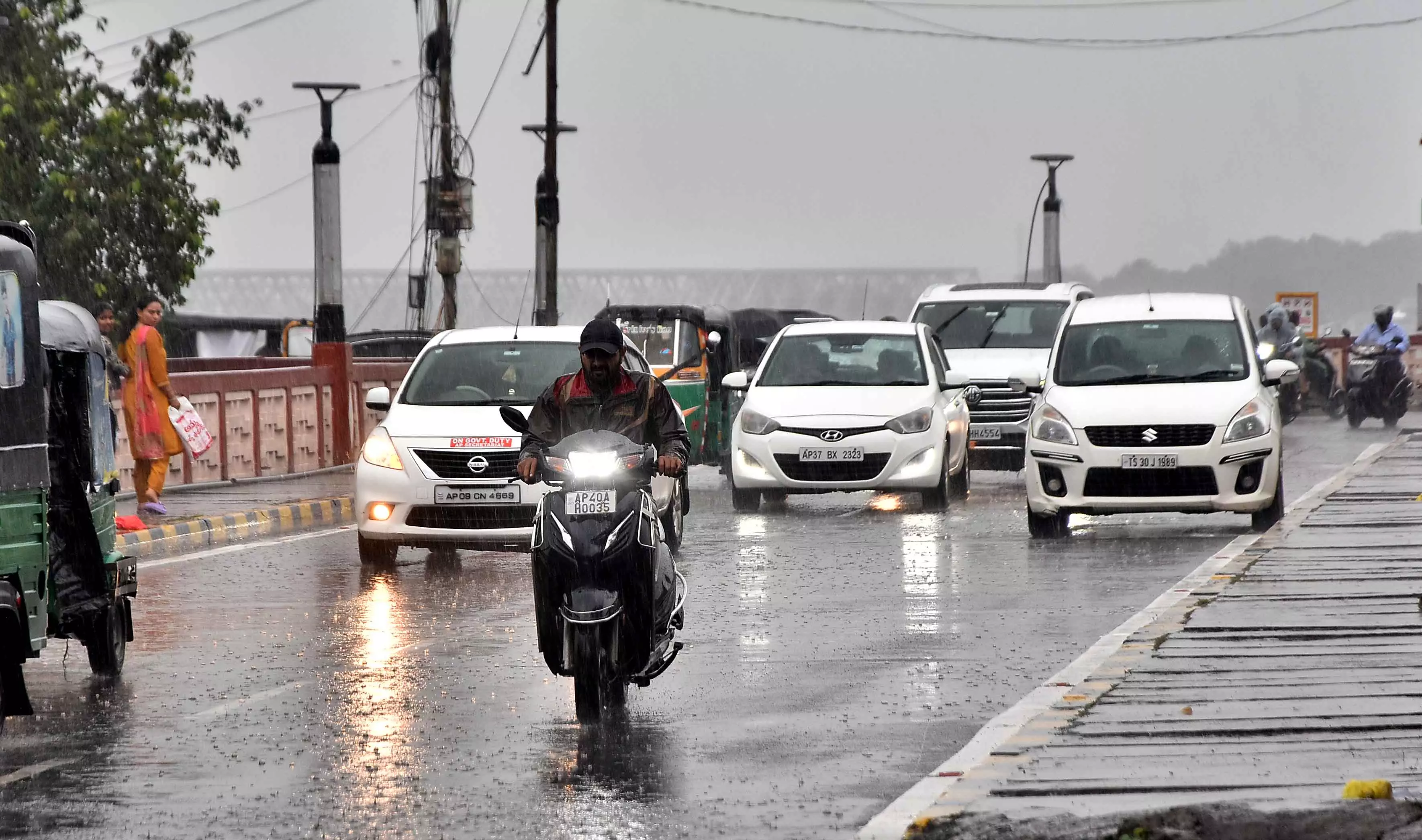 Lightning Kills 4, Heavy Rain Lashes State Lightning Kills 4, Heavy Rain Lashes State