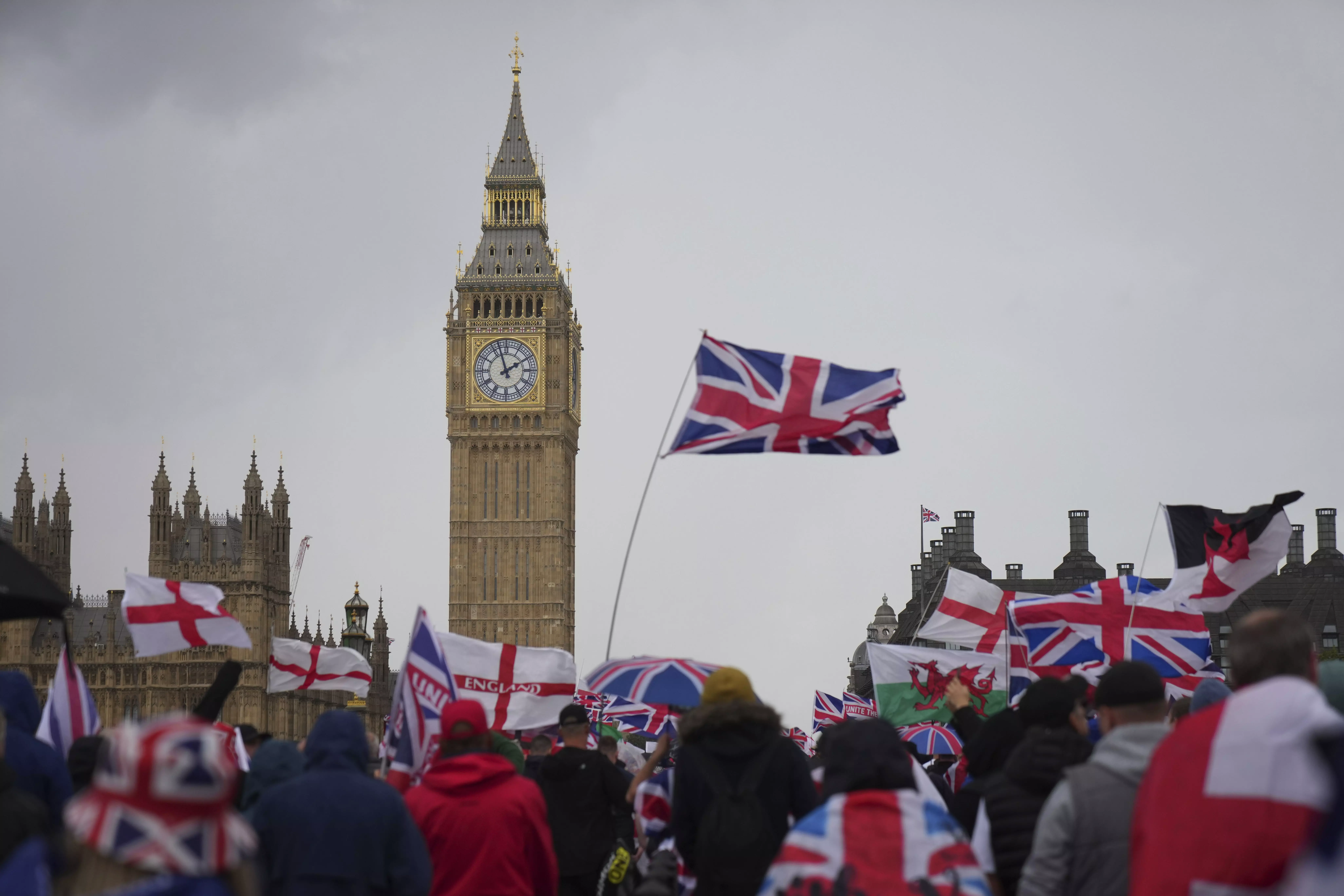 Huge Anti-Immigration Rally in London, Clashes Erupt