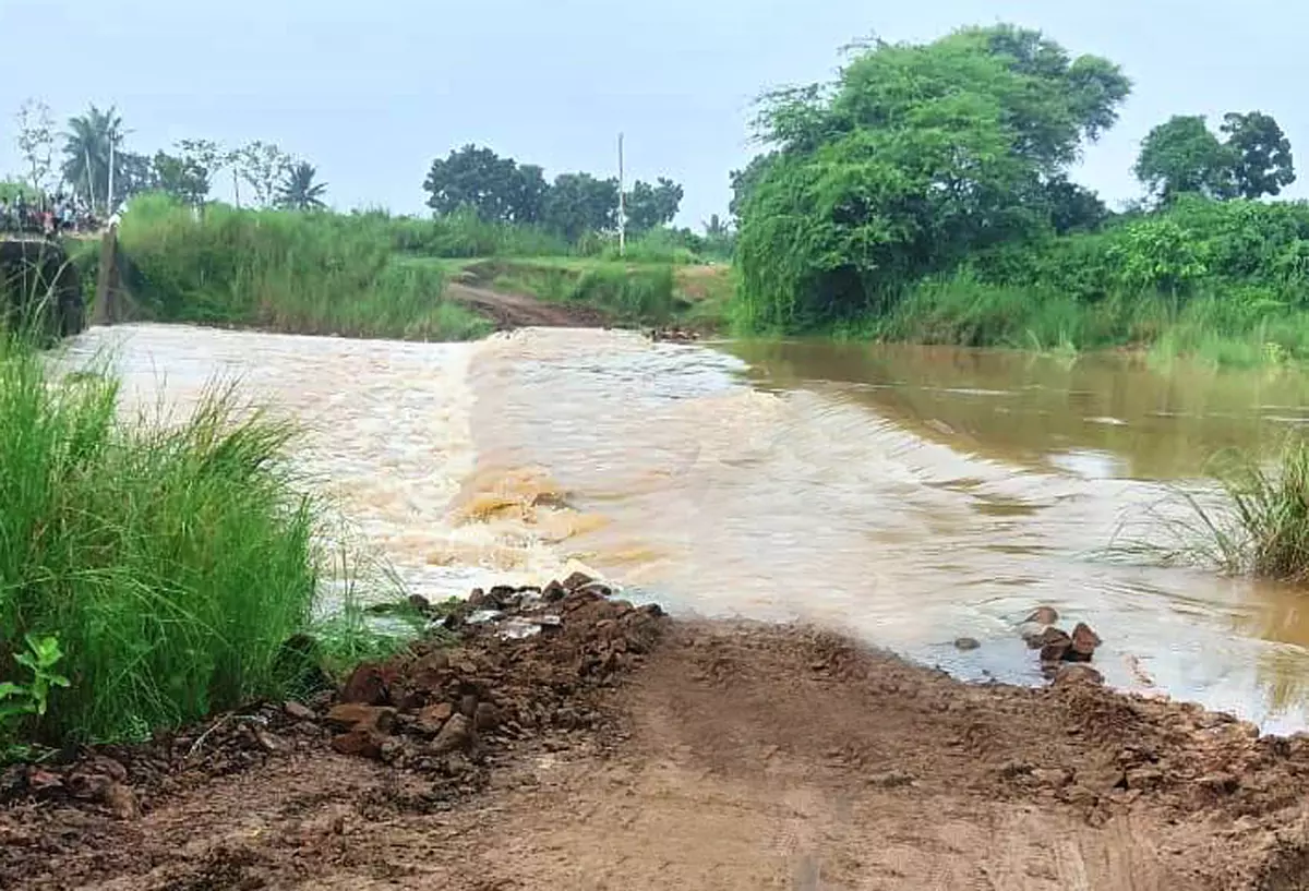 Floodwaters Cut Off Roads in East Godavari, Low Guntur Areas Submerged Floodwaters Cut Off Roads in East Godavari, Low Guntur Areas Submerged