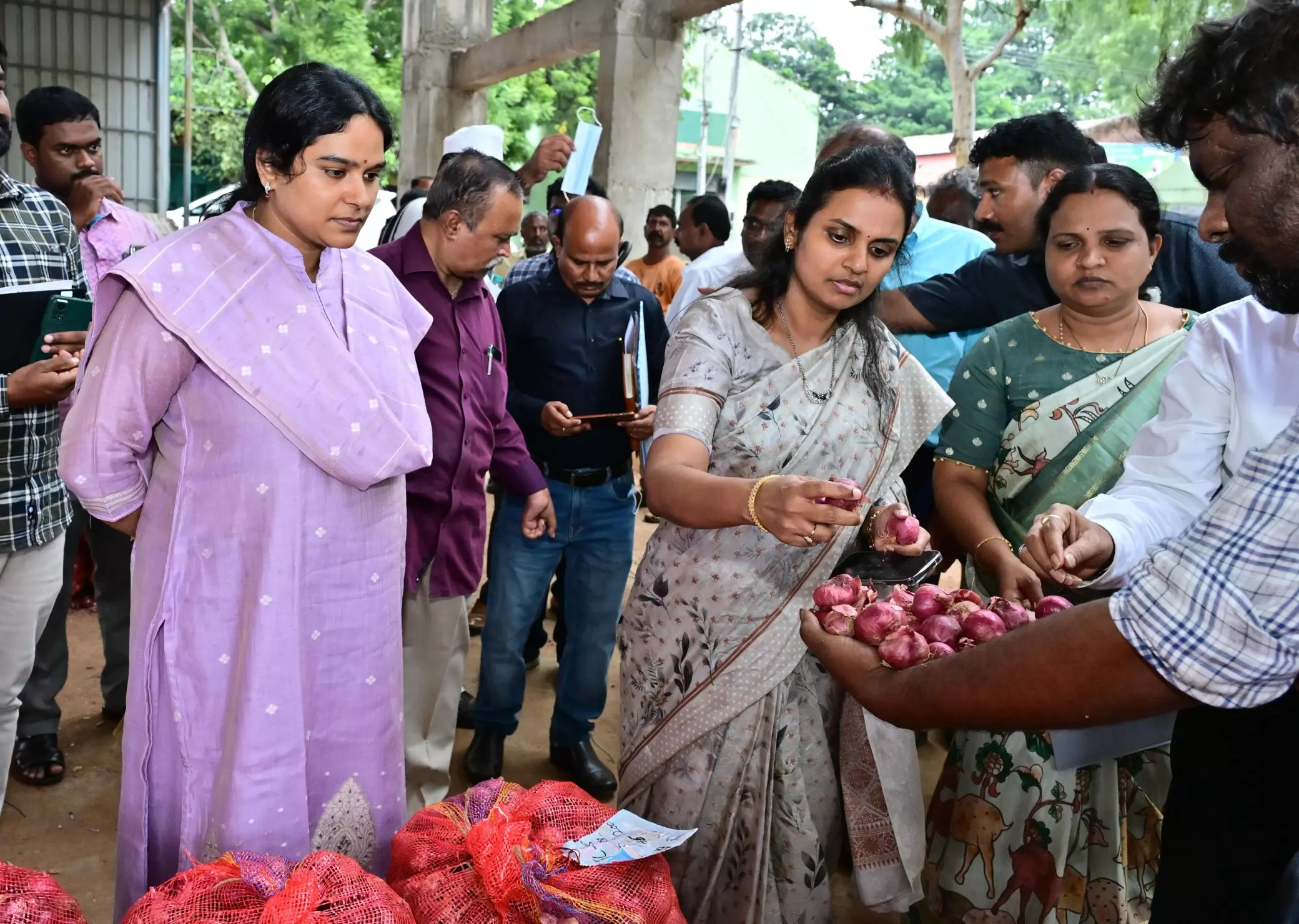 1,500 Tonnes of Onions Auctioned in Kurnool: JC 1,500 Tonnes of Onions Auctioned in Kurnool: JC