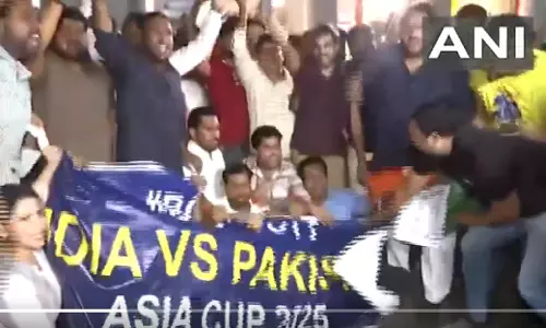 Oppn Parties Hit The Streets on Cricket with Pak