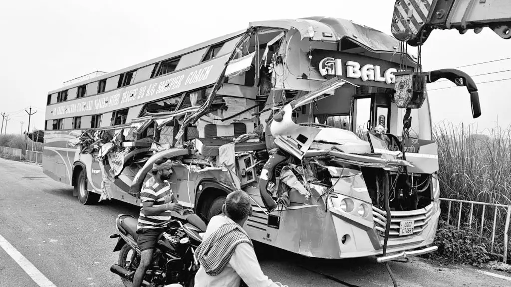 Road Crash in UP Leaves Four Pilgrims Dead