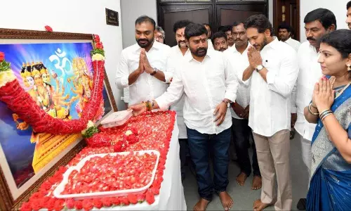 Jagan Pays Tributes on Vishwakarma Jayanti Jagan Pays Tributes on Vishwakarma Jayanti