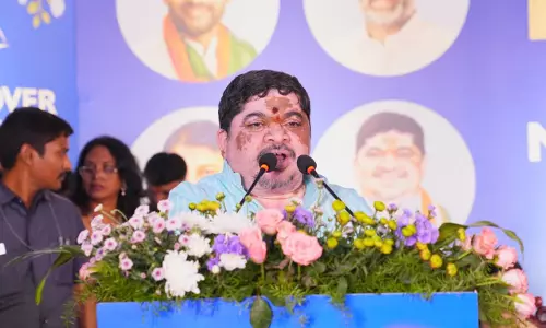 Ponnam Urges Pvt Hospitals to Restore Aarogyasri Services