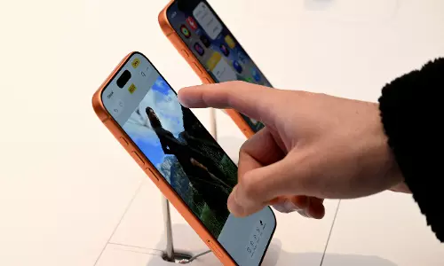iPhone 17 Sale Draws Early Morning Rush in Bengaluru iPhone 17 Sale Draws Early Morning Rush in Bengaluru