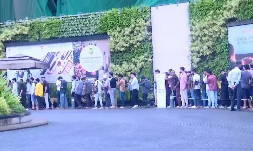 iPhone 17 Sale: Long Queues in Mumbai, Delhi iPhone 17 Sale: Long Queues in Mumbai, Delhi