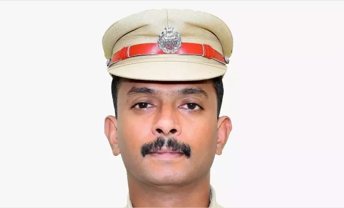 Tipplers Made To Clean Public Spaces In Prakasam Reform Drive