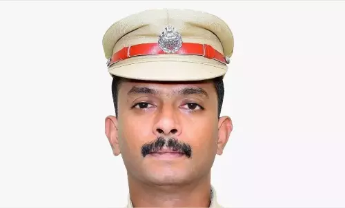 Tipplers Made To Clean Public Spaces In Prakasam Reform Drive