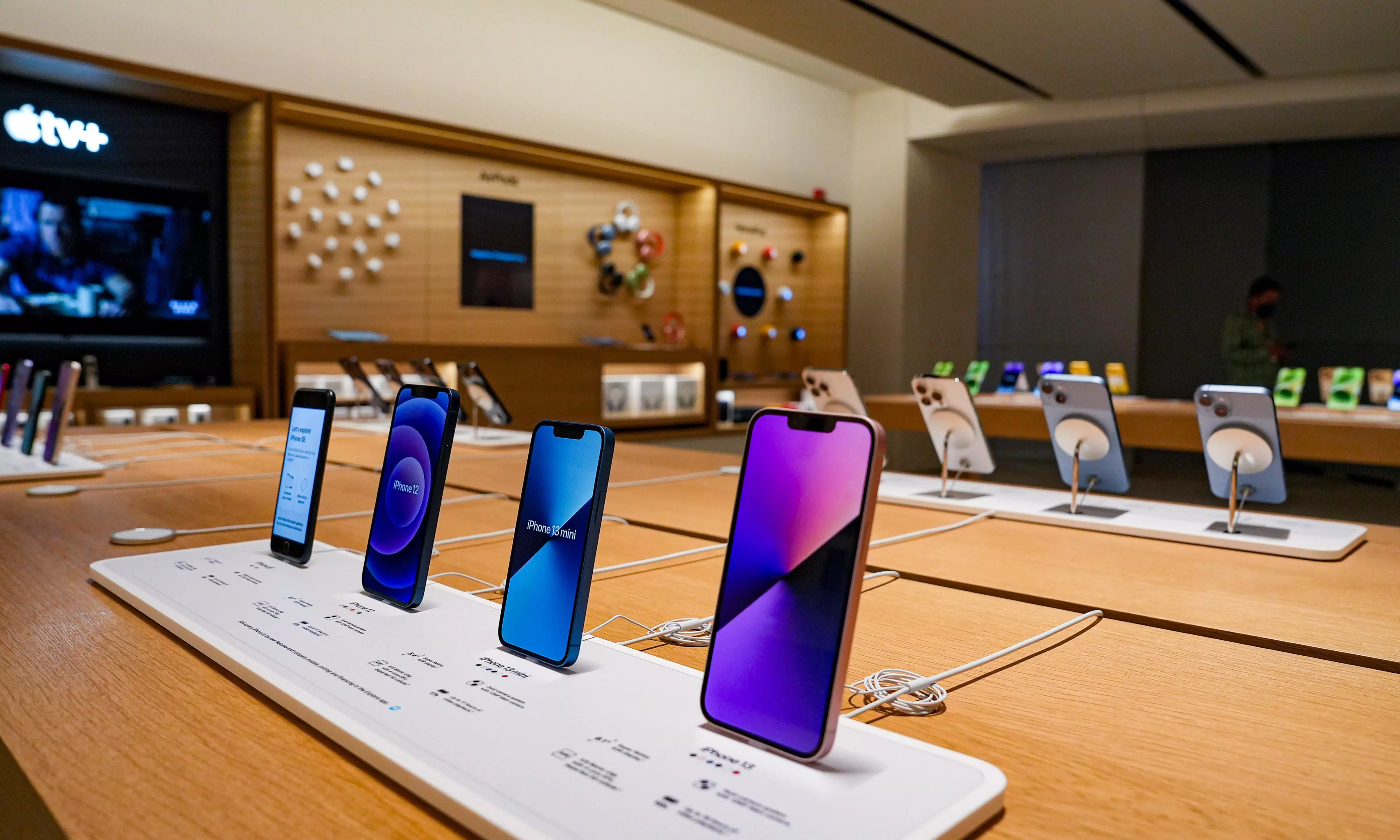 Exports of tariff-exempt mobile phones drop 58% since May