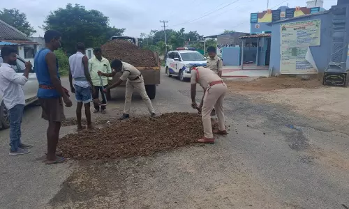 Police Step In To Ease Urea Crisis In Mahbubabad Police Step In To Ease Urea Crisis In Mahbubabad