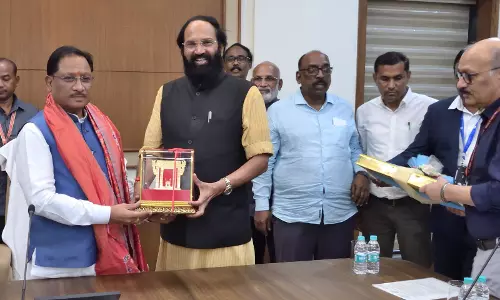 Uttam Meets Chhattisgarh CM, Gets NOC for Sammakka Sagar