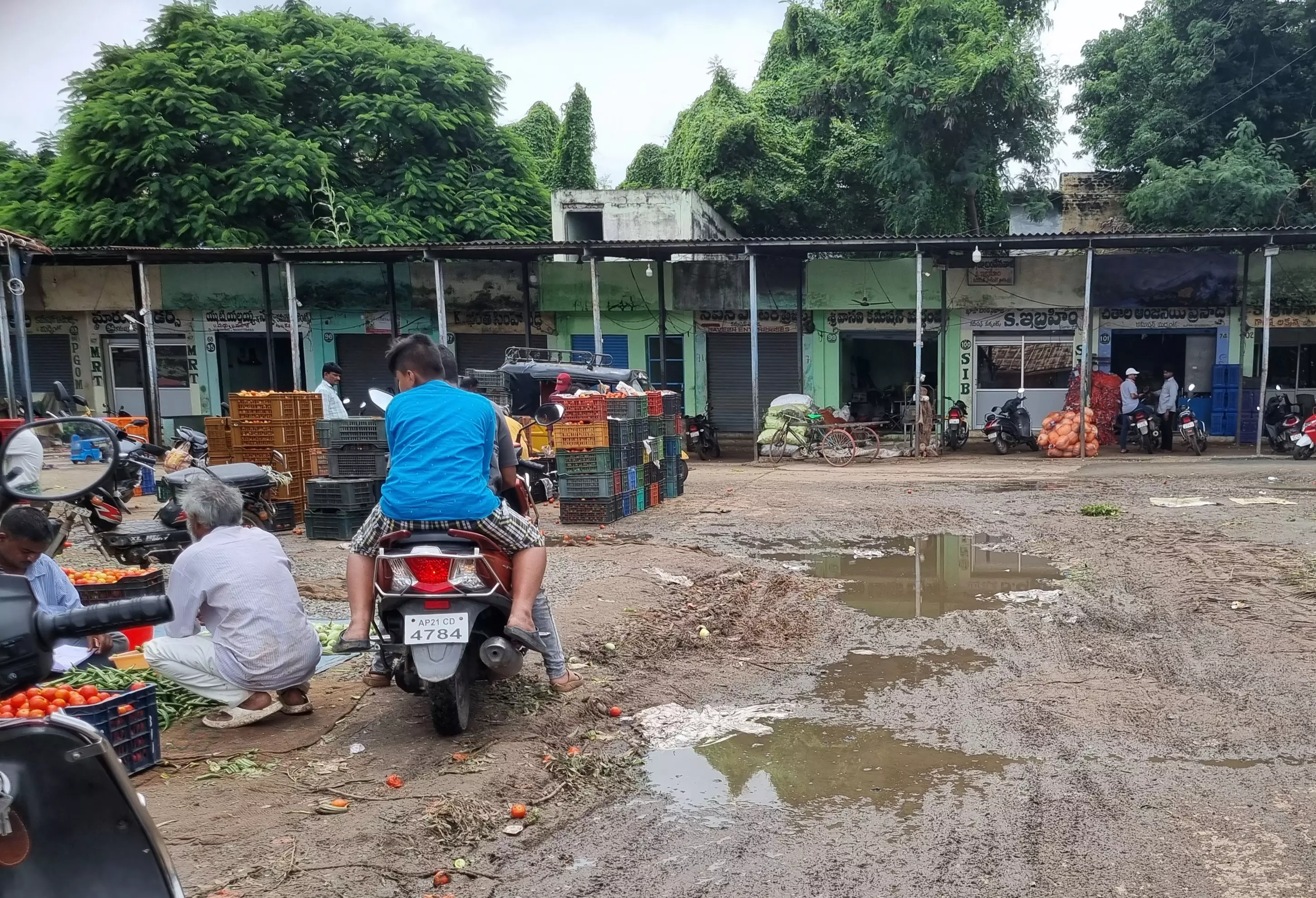 Poor Sanitation at Kurnool Vegetable Market Despite Heavy Income Poor Sanitation at Kurnool Vegetable Market Despite Heavy Income