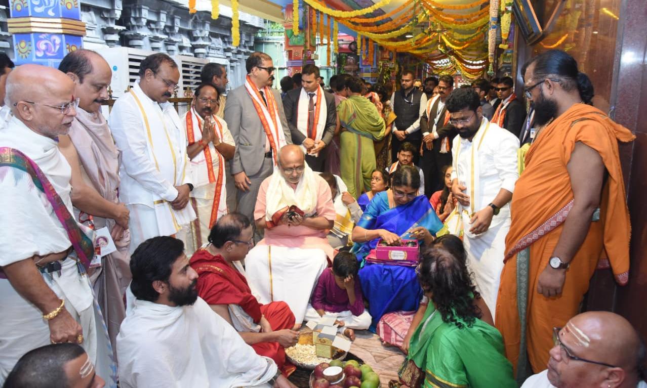 Vice President Visits Vijayawada Durga Temple During Dasara