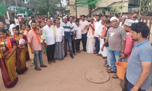Muslim Community Greets Temple Hore Kanike Procession With Sweets, Smiles Muslim Community Greets Temple Hore Kanike Procession With Sweets, Smiles