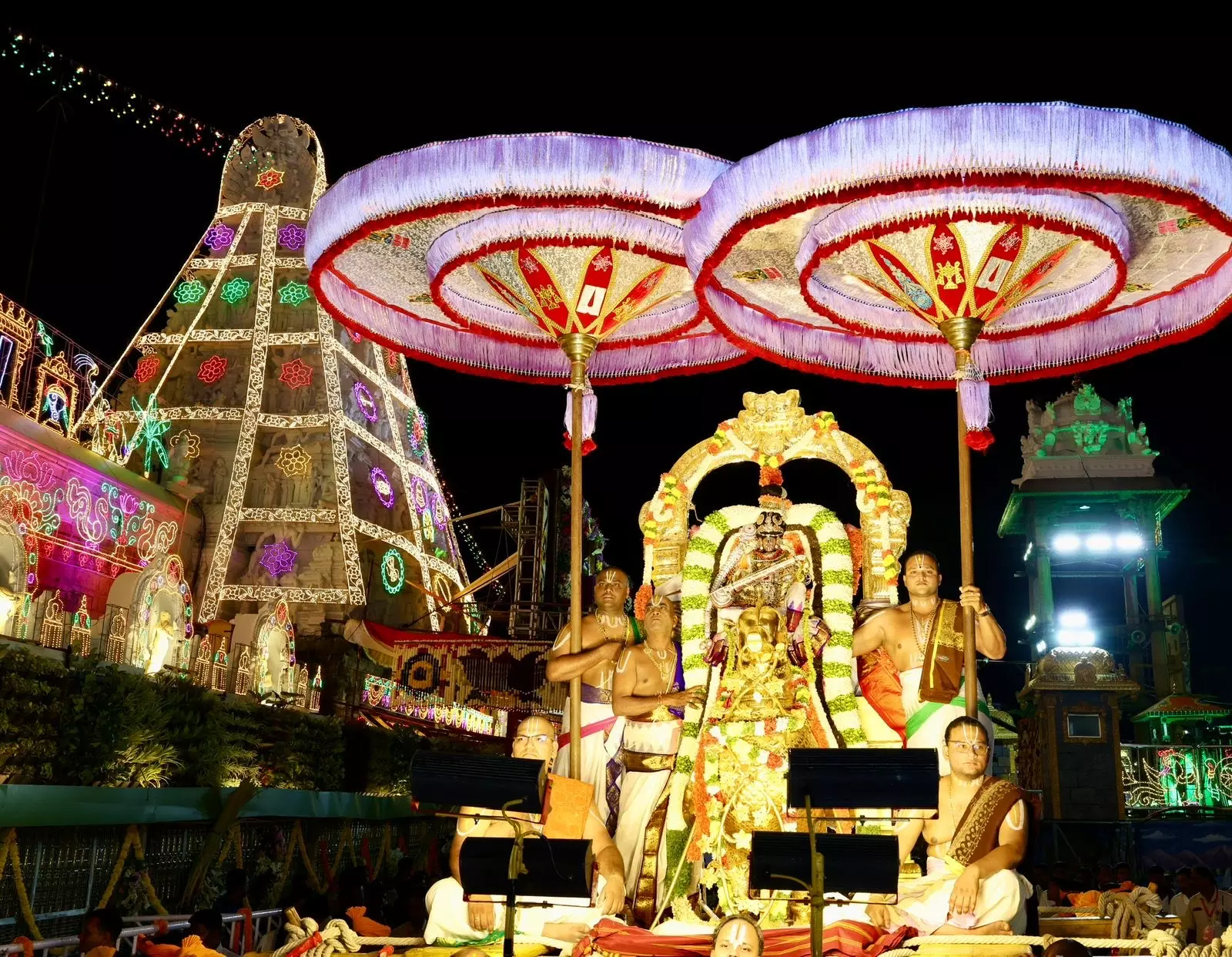 Lord Malayappa Swamy Gives Darshan From Chinna Sesha And Hamsa Vahanams