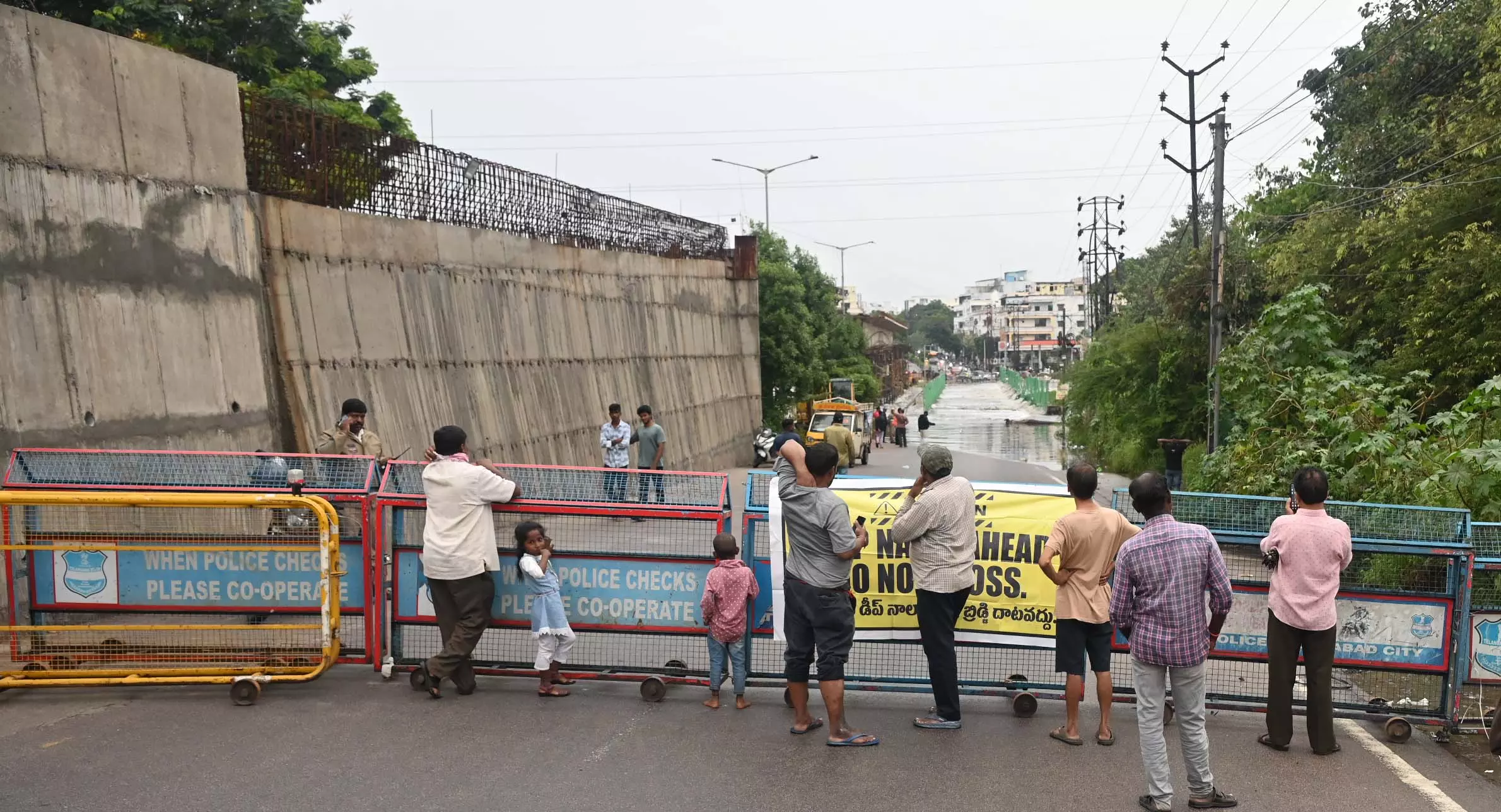 Osman, Himayat Gates Opened; Floodwaters Shut Moosarambagh Bridge Osman, Himayat Gates Opened; Floodwaters Shut Moosarambagh Bridge