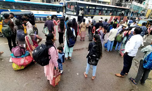 MGBS Flood Chaos: Passengers Forced to Chase Buses on Roads MGBS Flood Chaos: Passengers Forced to Chase Buses on Roads