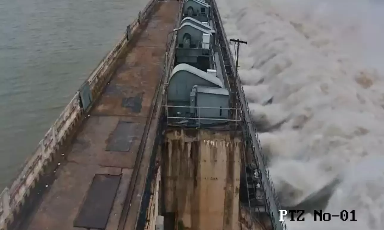 High Alert on Godavari Banks As SRSP Releases 5 Lakh Cusecs of Water