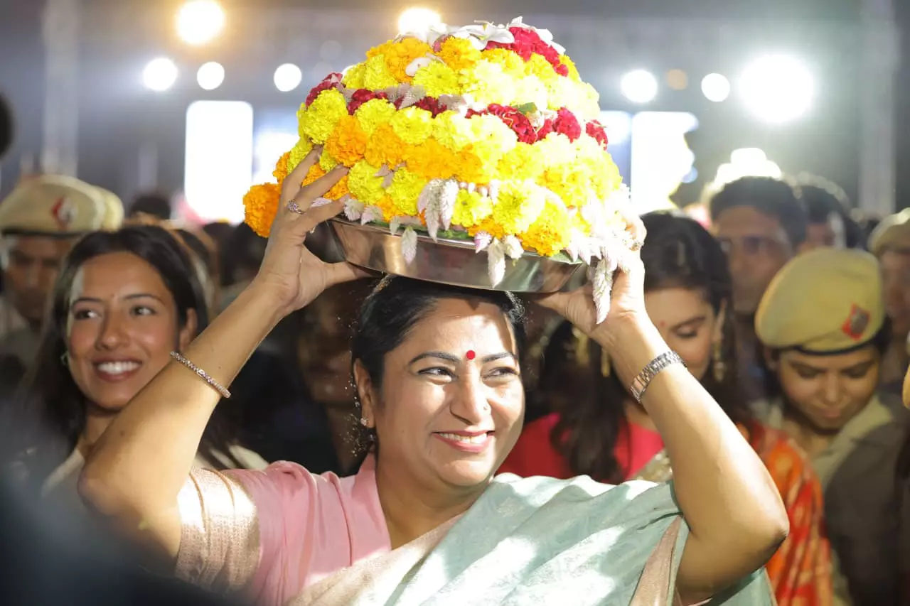 Delhi CM Rekha Gupta Participates in Bathukamma Celebrations