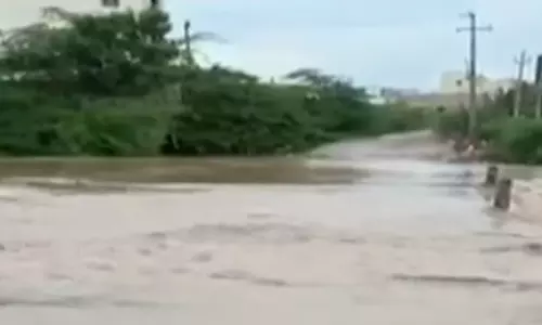 Overflowing Vakkera Vaagu Brings Traffic To A Standstill In Kurnool Overflowing Vakkera Vaagu Brings Traffic To A Standstill In Kurnool