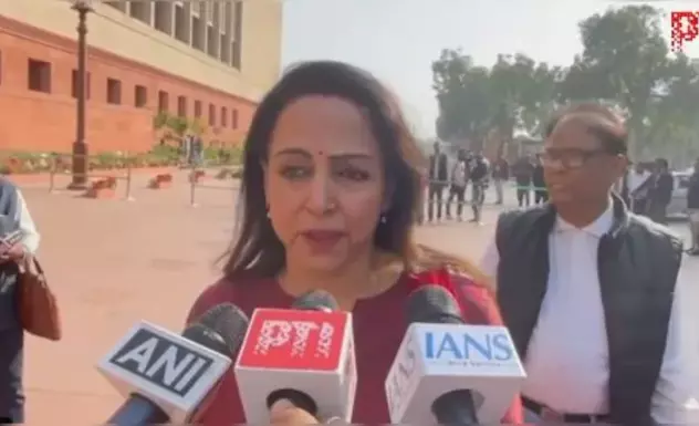 Hema Malini Leads NDA MPs to Karur, Alleges Fishy Power Cut During Vijay’s Rally