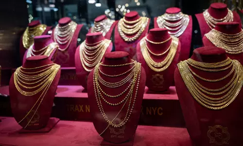 Gold Surges to Record Rs 1.17 Lakh/10 Gm