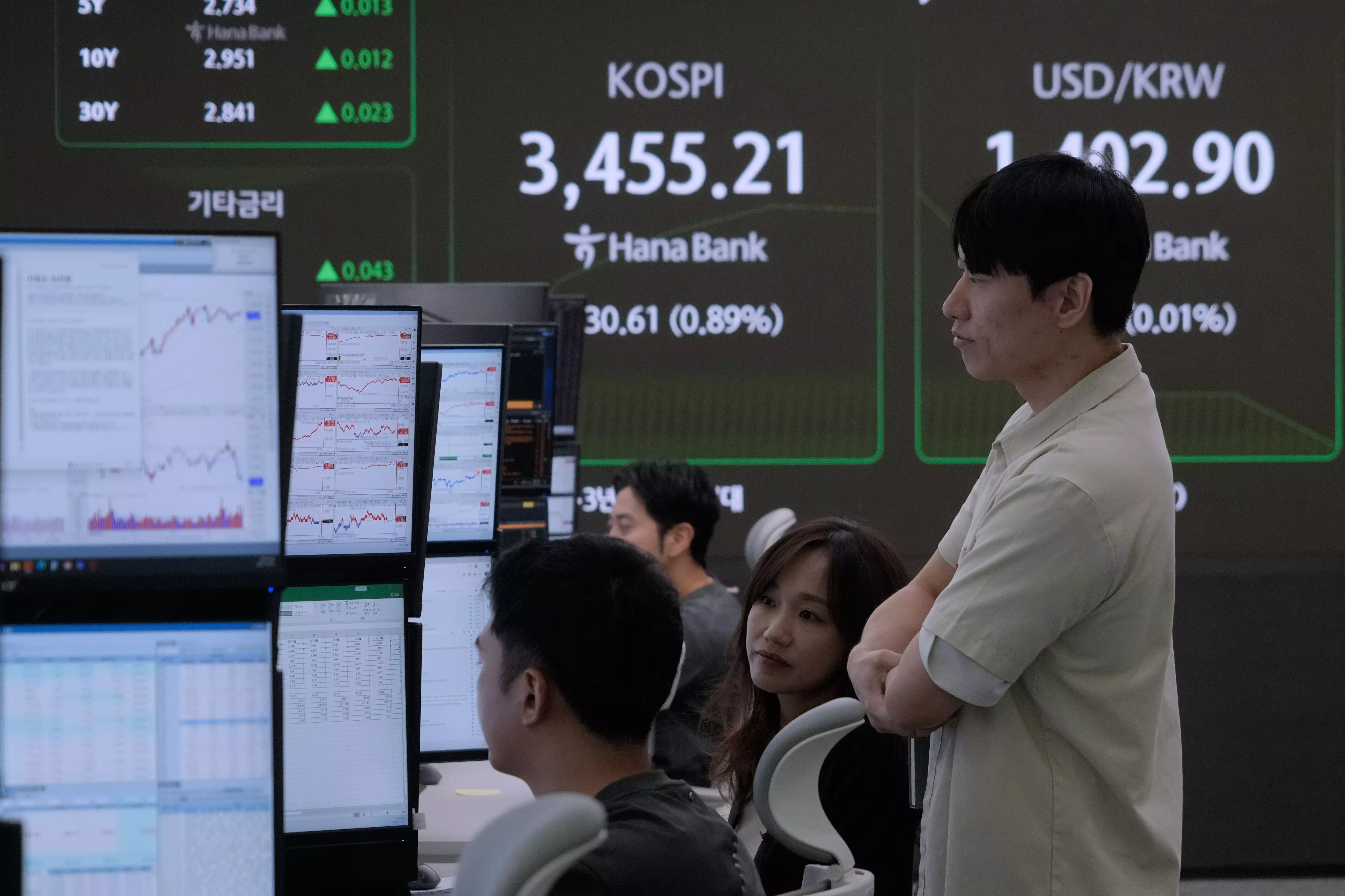 Gold Hits Record, Wall St Falls as US Govt Shuts Down