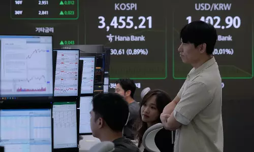 Gold Hits Record, Wall St Falls as US Govt Shuts Down